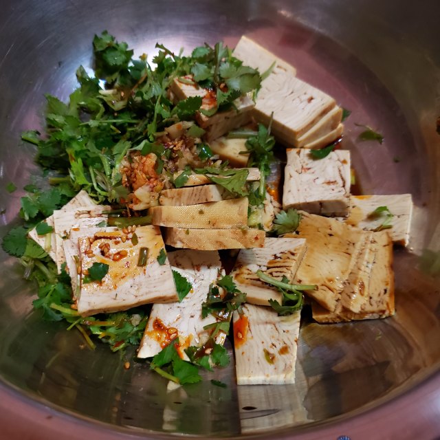 香菜拌五香豆腐,简单美味快手菜,香辣爽口下饭菜