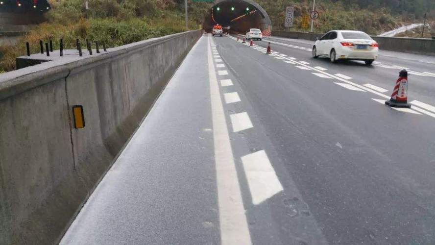硬路肩和应急车道的区别是什么?