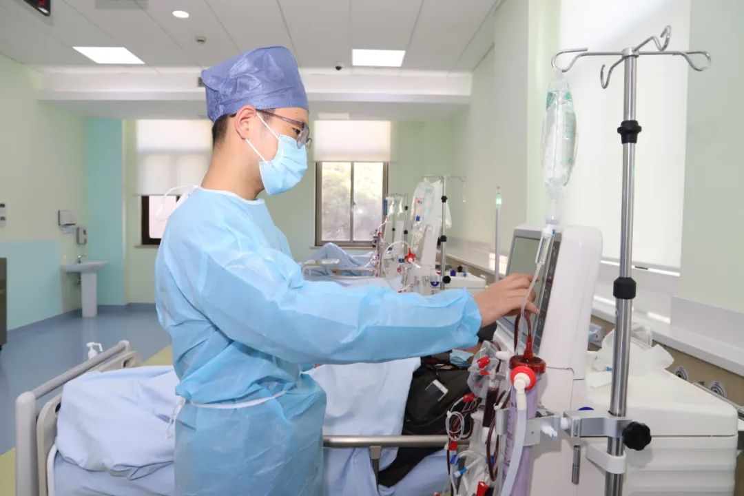 老人透析时喘气难,上海95后男护士反复用手帮其抠痰化险情