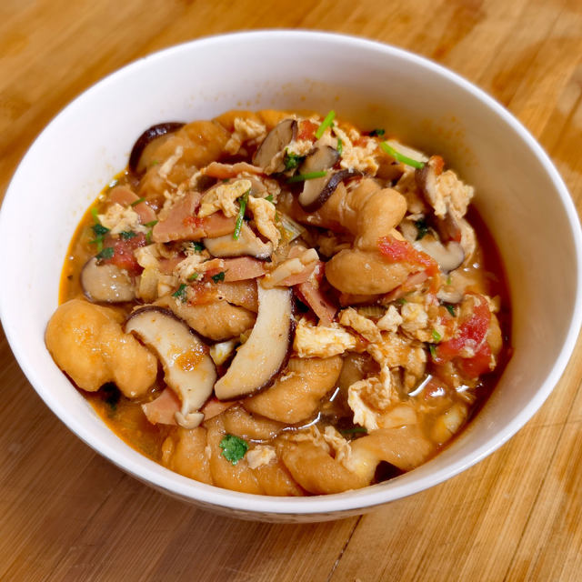 西红柿鸡蛋煮麻花,软糯鲜香,美味漂亮,老少皆宜!