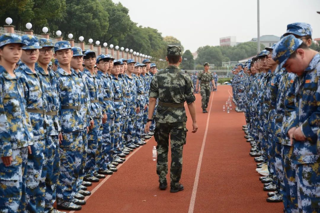 一天的軍訓生活從站軍姿開始