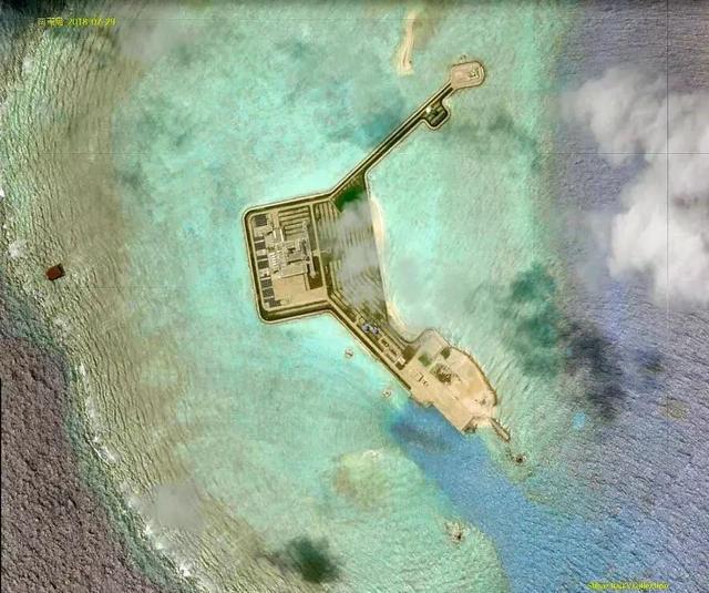 最新卫星图片显示,鸿庥岛已经被越南扩大数倍,面积超过南薰礁