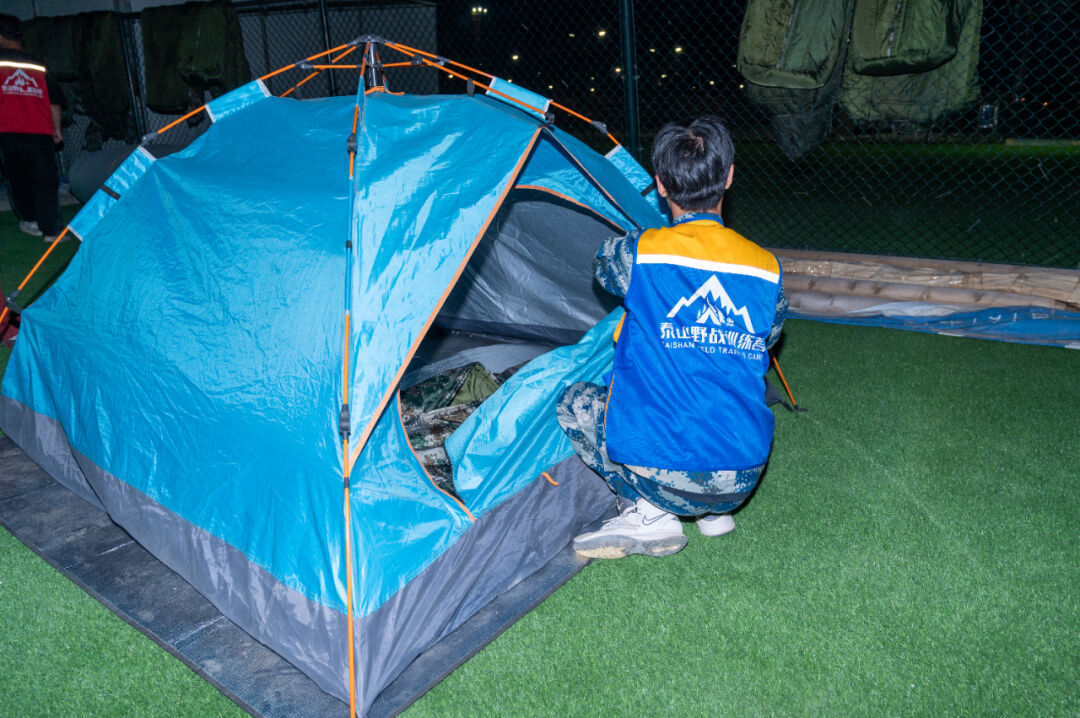 个搭帐篷一个铺睡袋,很快就完成了,忙碌一天的队员们也就此进入了梦乡