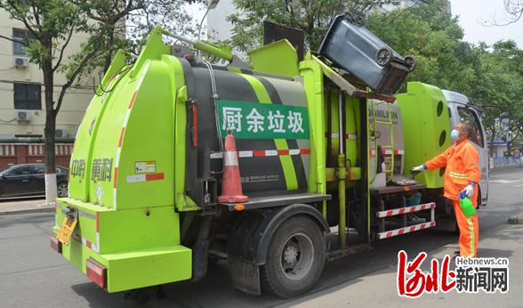 河北邢台:76辆垃圾分类收运车新装上阵亮相街头