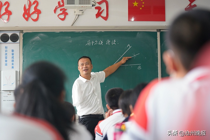 黄骅市第三中学初三9班学生的眼中的独臂"龙哥"