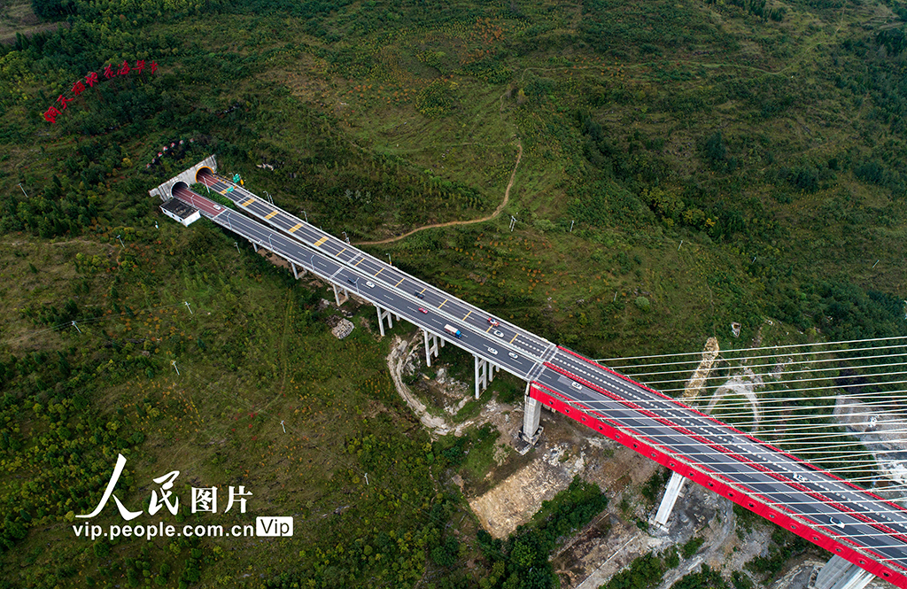 贵黔高速公路鸭池河特大桥迎来返程高峰