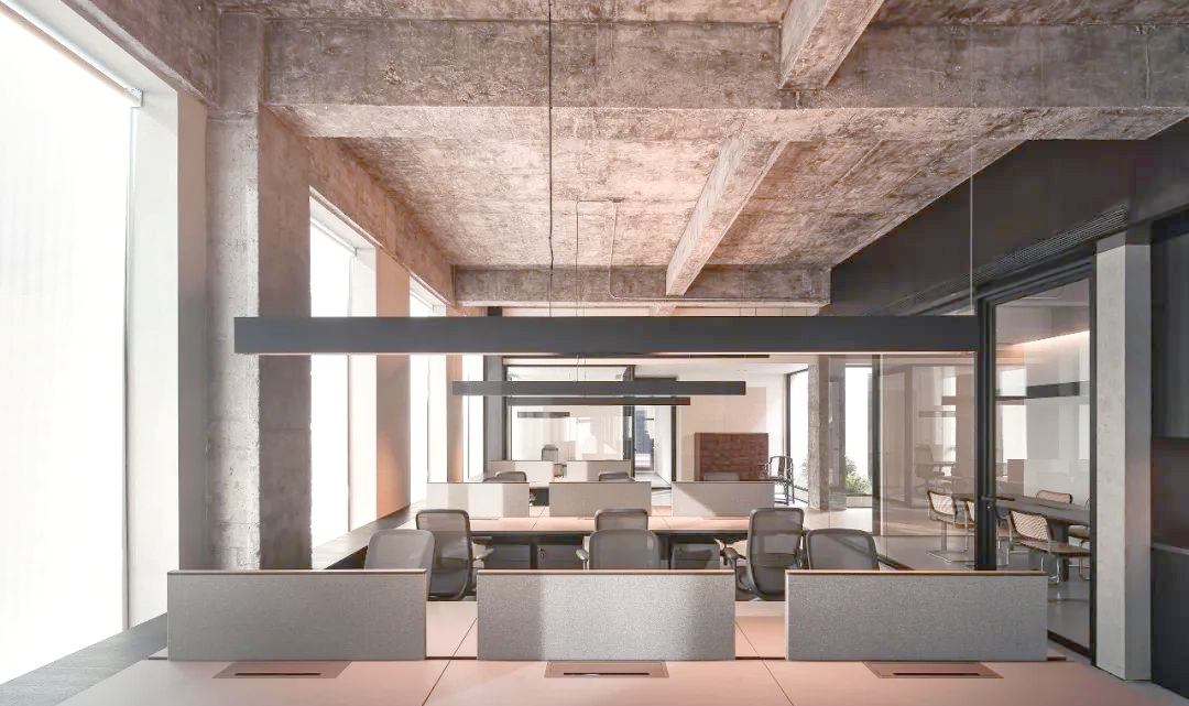 这种设计不仅突出了空间的原始美感,还为办公环境增添了一份独特的