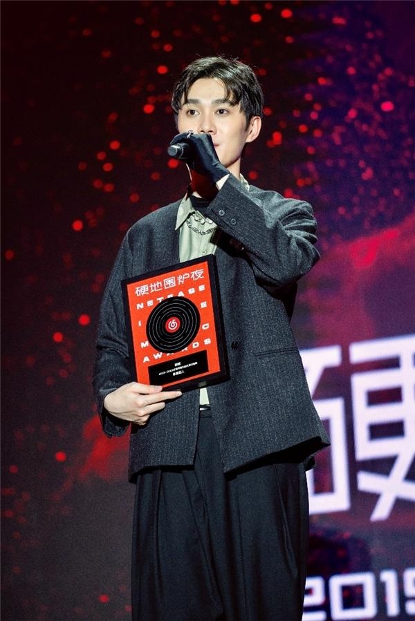 90后歌手裘德现身硬地围炉夜《颁奖的时候我要缺席》获年度十大专辑