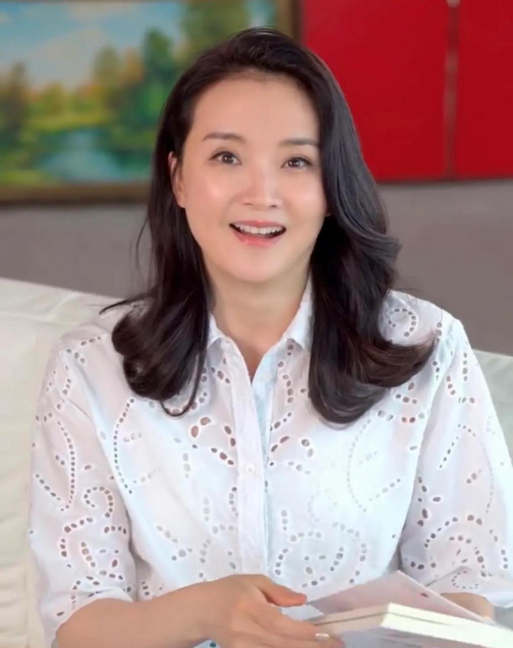 5月14日母亲节,"晴格格"王艳在社交平台晒出儿子球球给她送花的画面