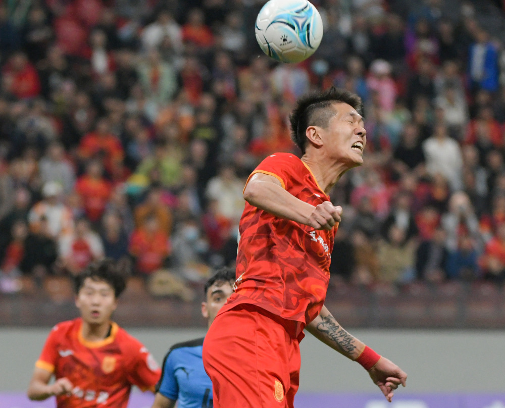 3万余名球迷重庆龙兴足球场观战