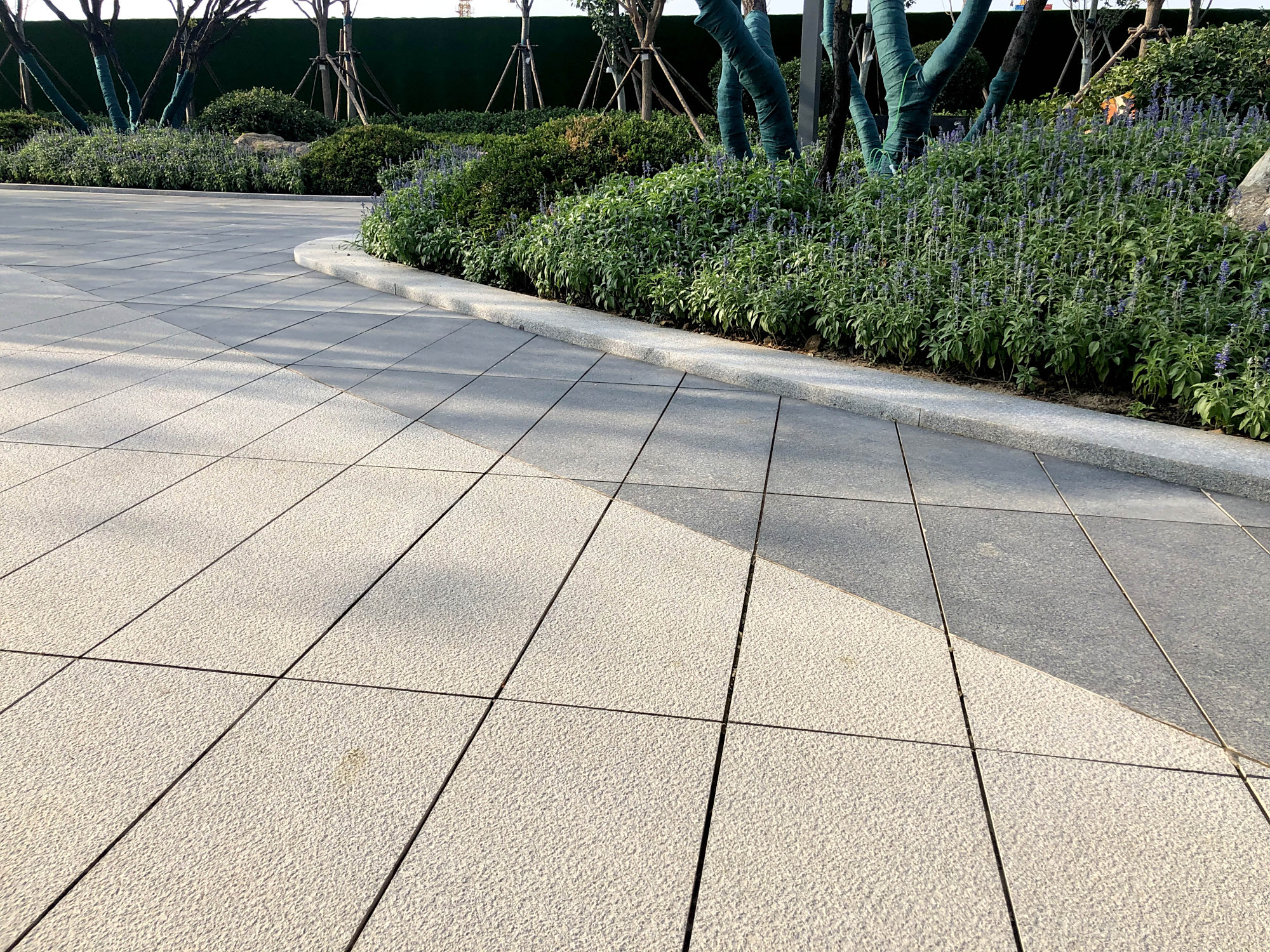 生态户外石英砖无疑是当下户外空间铺装率最高的