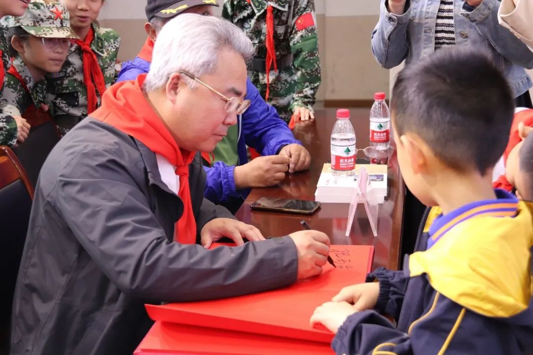 軍事專家進校園國防教育進課堂芝罘區西牟小學開展共敘國防情同築強國