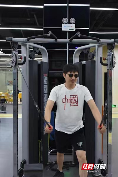 手可摘星辰|李光洪:向光而行 三姐弟在颐而康走上"小康路"