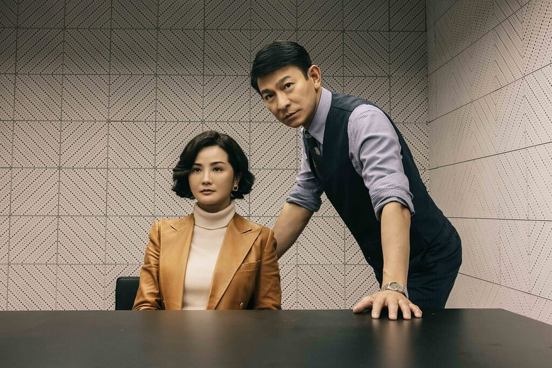 阿sa在《金手指》中与梁朝伟和刘德华合作,饰演张嘉文一角,面对两位