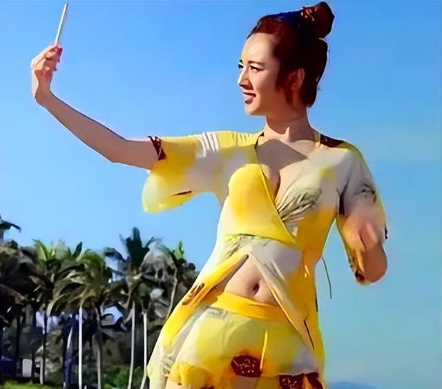 王晓晨身材有多绝?看到她的比基尼才明白啥叫真正的"出水芙蓉"