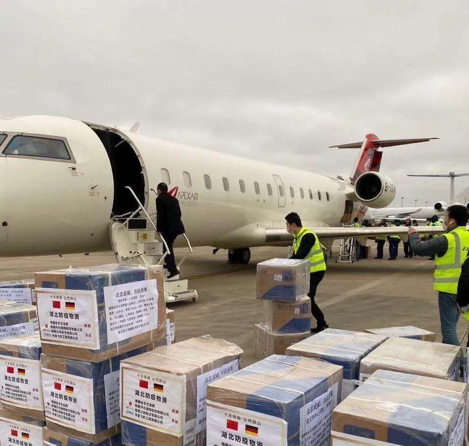 庞巴迪货机冲出跑道,小飞机运货灵活便捷