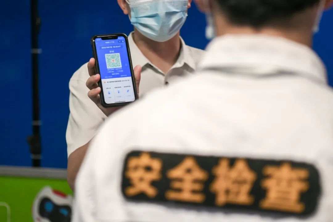 今起,广州公交恢复测温,地铁还须亮码