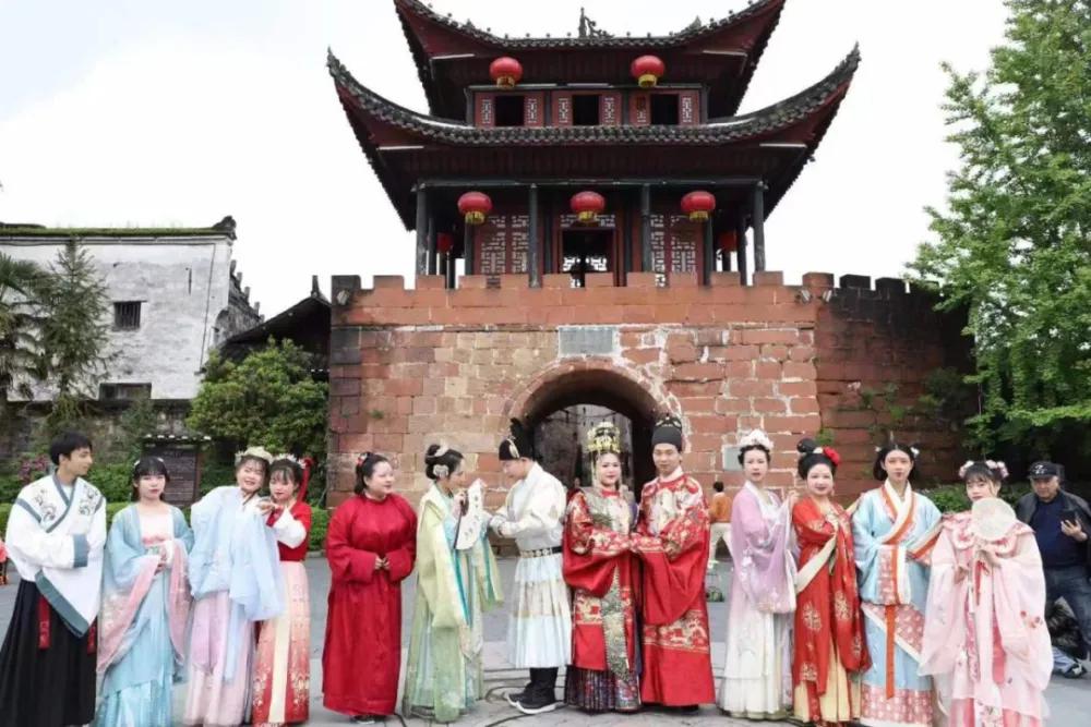 国庆去哪儿玩?易烊千玺的老家洪江市邀你来赏秋!