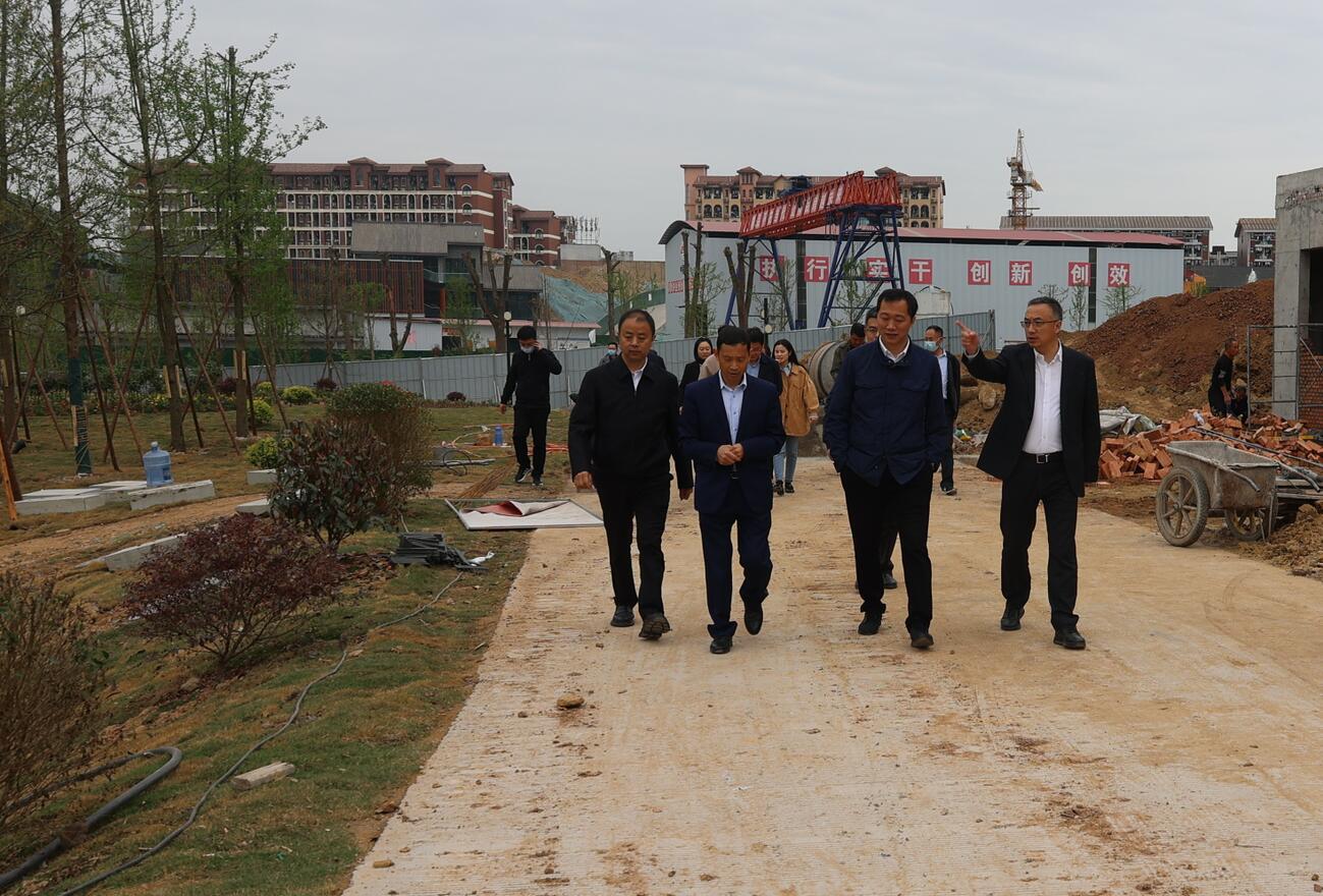 德阳市人民政府副市长向赟一行到四川工业科技学院调研