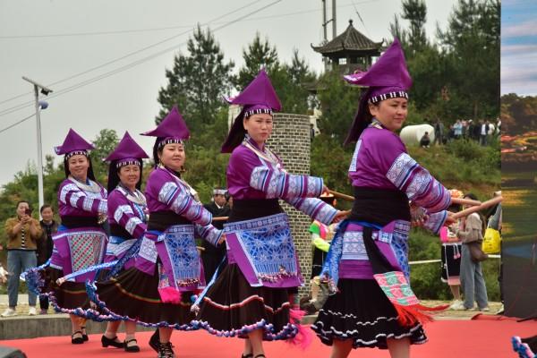 花溪区高坡乡苗族"四月八"民族活动暨农村"五治"宣传文艺汇演热闹开场