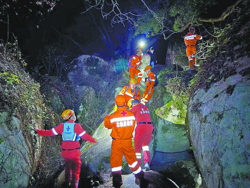 三人夜困厦门滚蛋谷 北极星救援队用了3小时将人救出