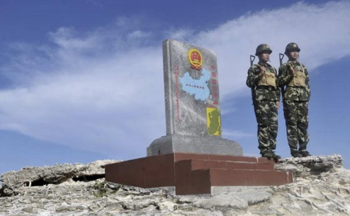 我国哨兵站岗,为啥两个人只有一把枪?不是枪不够而是教训不能忘