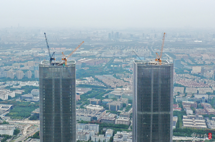 张江科学城"科学之门"东西双塔外立面幕墙完工,2025年整体交付