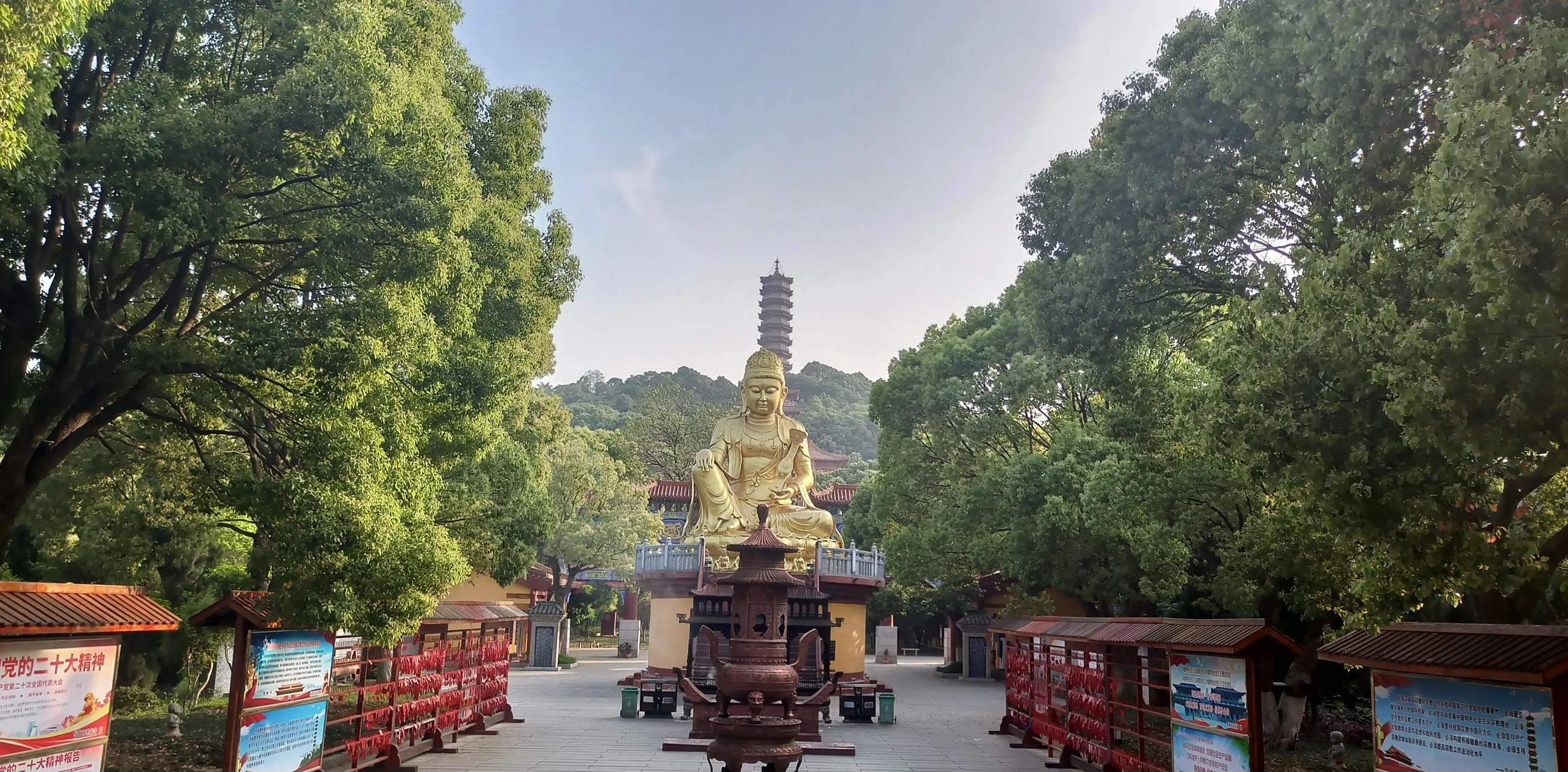 从山门而入,沿中轴拾级而上可达最高处——岳阳塔(万佛宝塔).