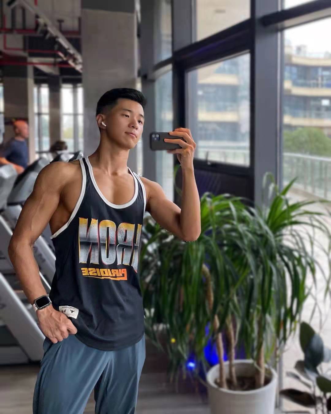 胸肌大只的小奶狗,光剑变身好亮眼,腹肌和麒麟臂也特别棒