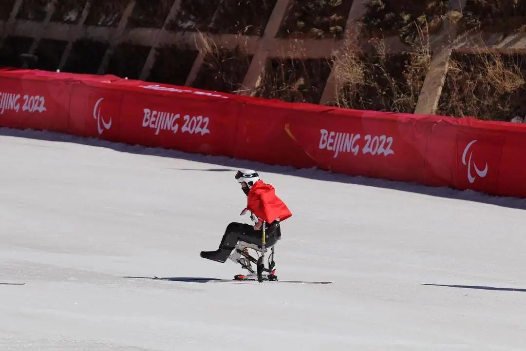 刘思彤滑雪运动员图片