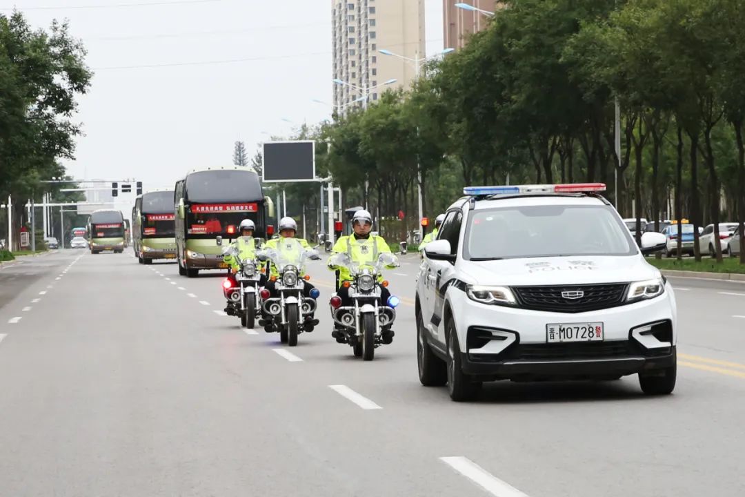 车队由警车开道,骑警护行,所经之处,交警纷纷敬礼,群众驻足挥手