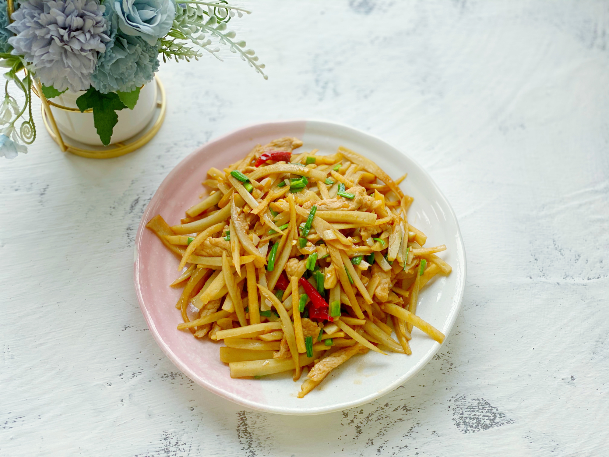 炒藕丝脆嫩不发黑的做法,不加醋不加水,清爽脆嫩美味又下饭