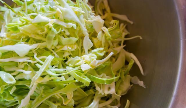 包菜这样切丝,好吃又好看