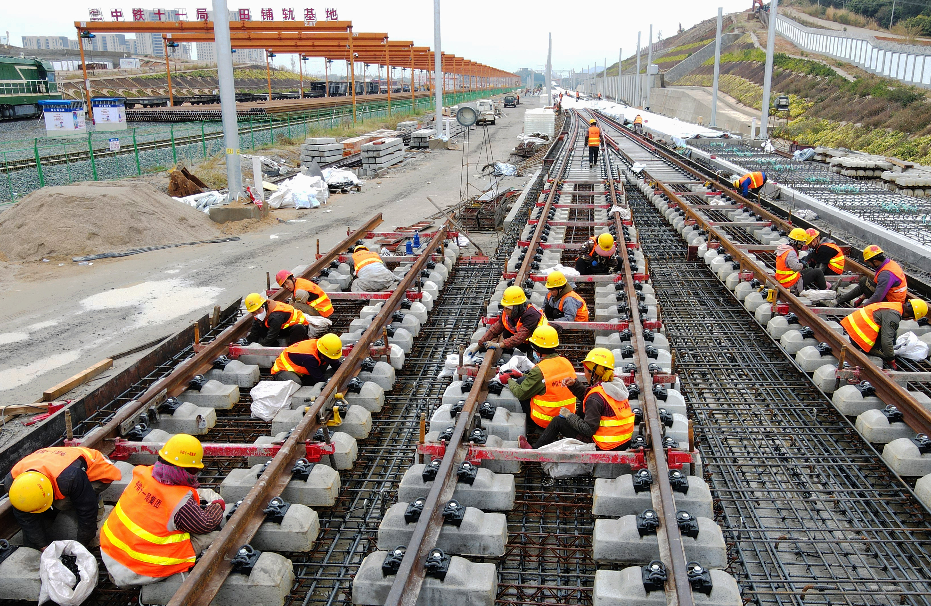 新建福厦铁路全力冲刺无砟轨道施工
