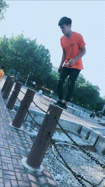 "姑娘,长得好看也不能这样穿啊,裤子上的拉链好尴尬!":)