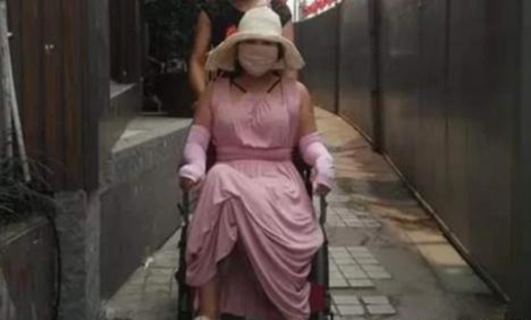 红粉宝宝:16岁开始整容,花400万整容200多次,最后沦落到坐轮椅