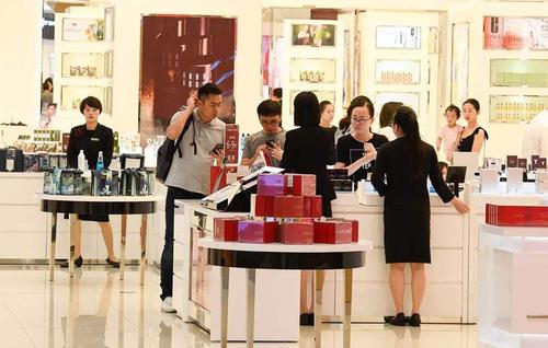 有几家公司极有可能获得第九张免税牌照,它们包括北京首商股份,上海