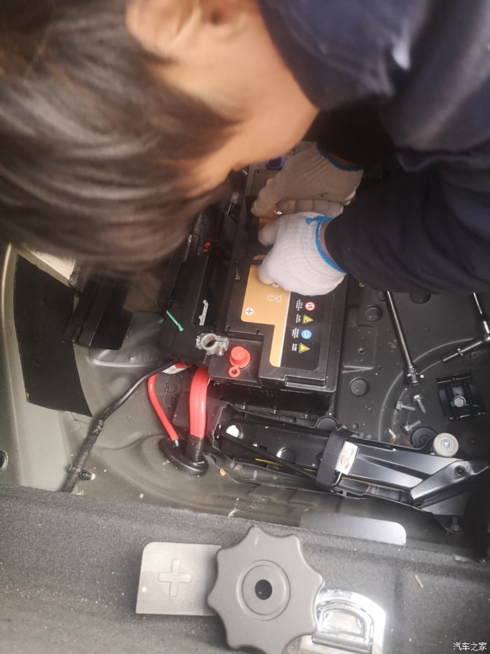 2020款奥迪a6电瓶在哪里