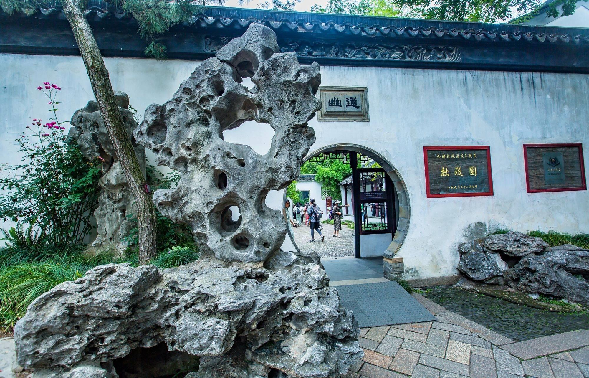 苏州拙政园,以水见长,庭院错落,花木为胜,被誉为江南园林之首