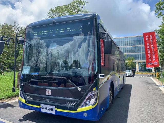 跟着小布去乘智能公交吧!上海首条自动驾驶公交在临港示范应用