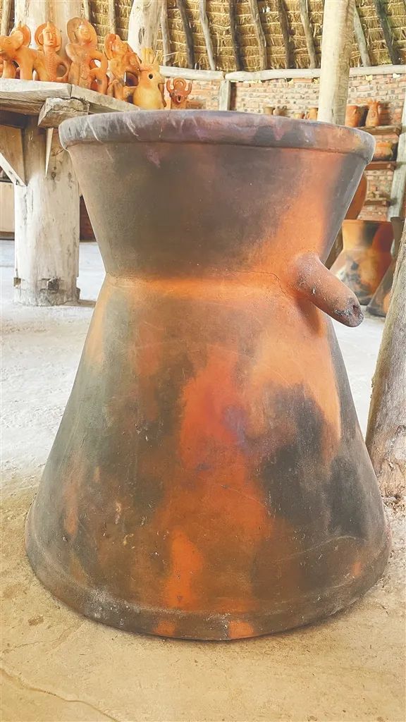 传习所内已烧制好的蒸酒器,其表面有自然形成的花纹.李梦楠 摄