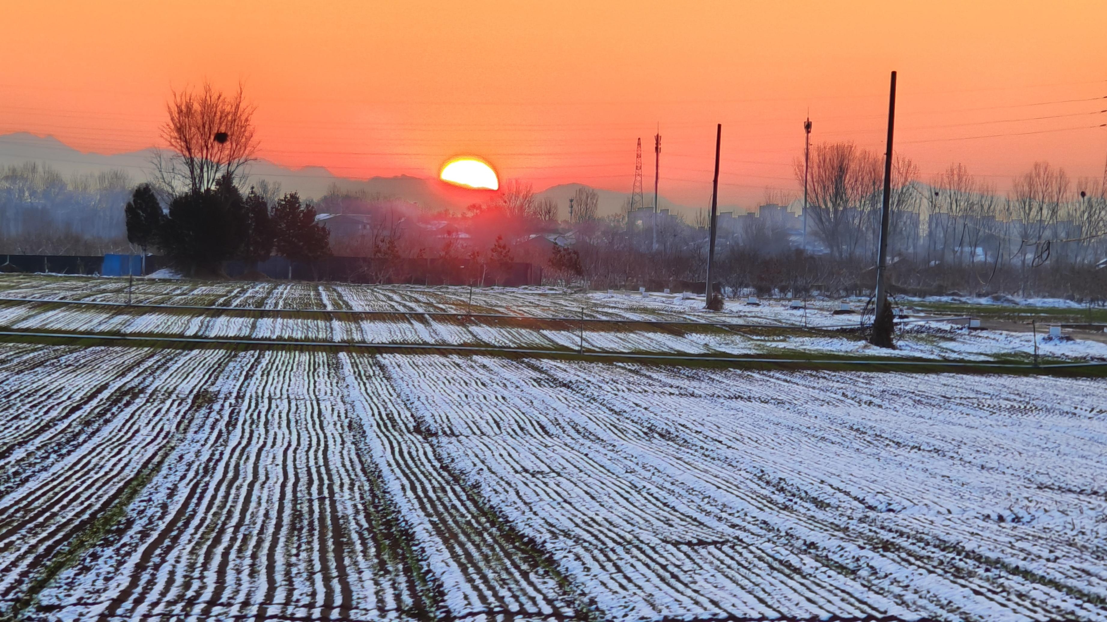 北京平谷峪口村:浪漫日出照耀希望的田野