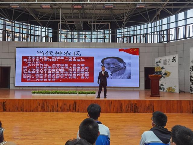 上海财经大学吴炫教授应邀来我校做文学公益讲座