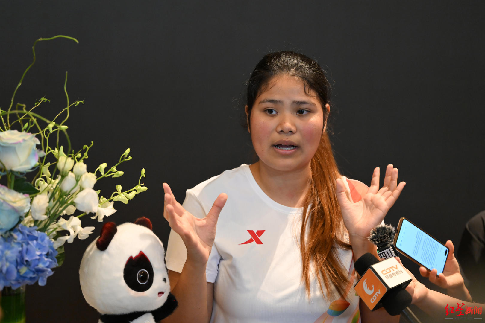 开幕式点火火炬手丨泰国留学生王远:对成都文化着迷,要多买几个"蓉宝"