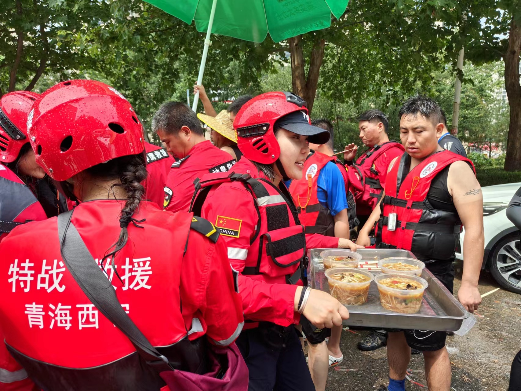 河南志愿者暴雨中坚持做烩面给救援队,西安一队员送太阳伞遮雨:来涿州