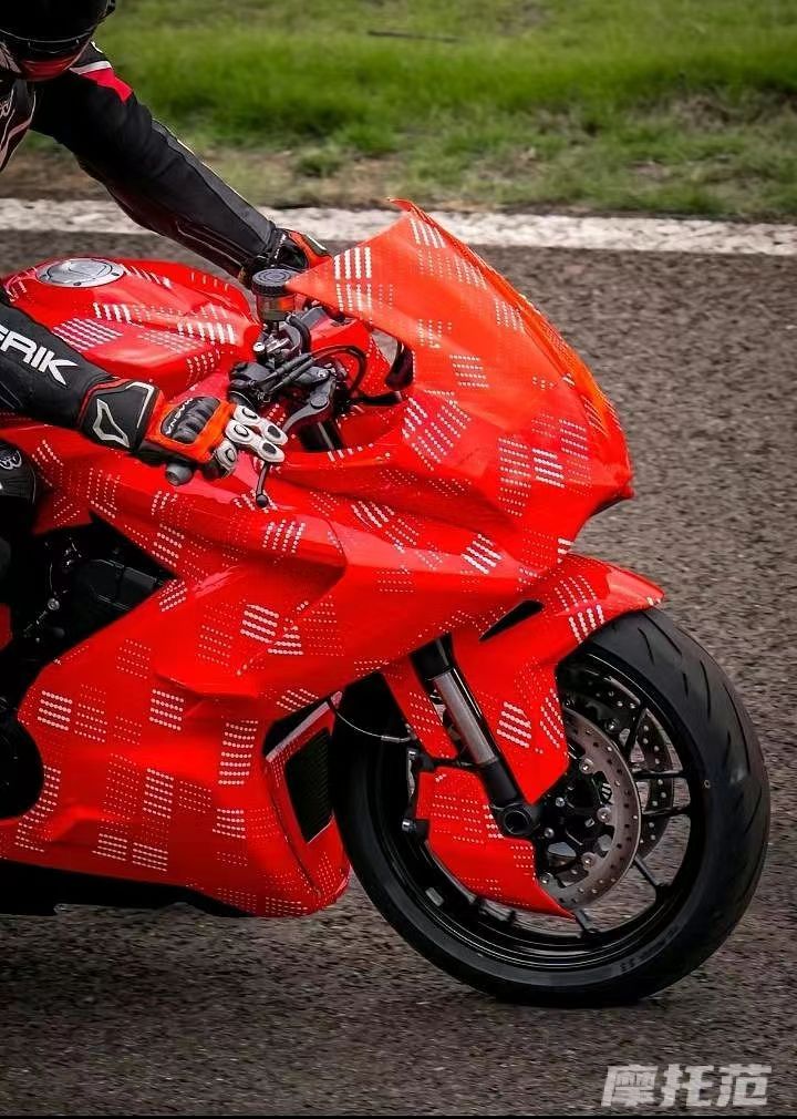 2023年moto日节上惊艳亮相的春风675sr:突破极限的高性能摩托车