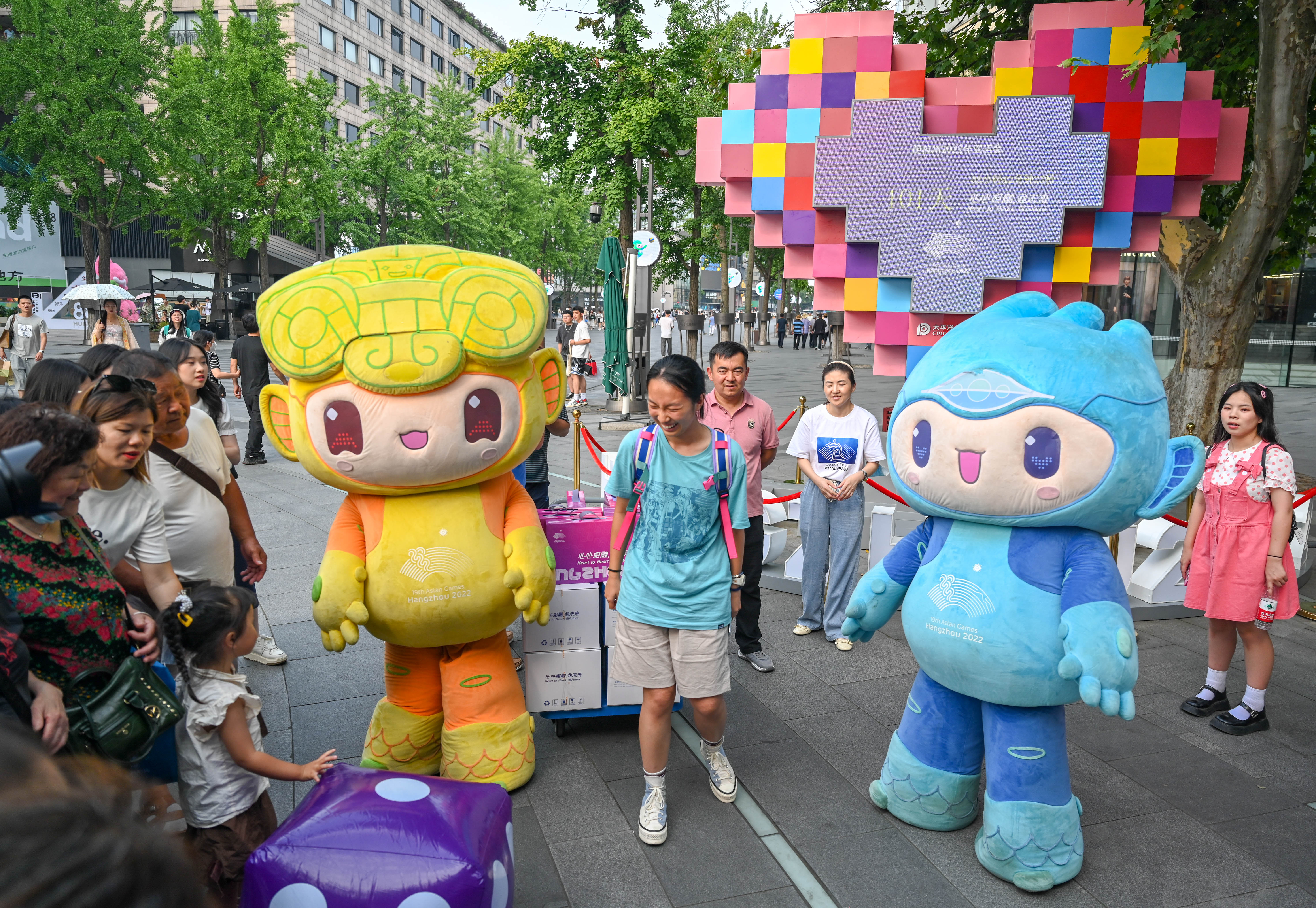 迎接倒计时100天 亚运会吉祥物送好礼