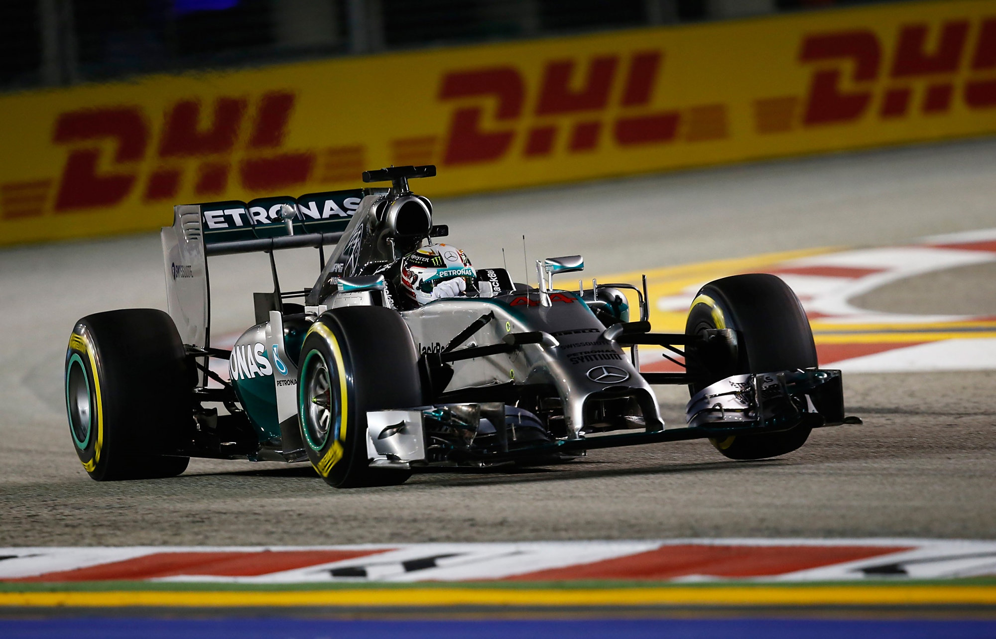 离合器坏了,怎样不熄火停车?f1 2014新加坡站的奔驰告诉你