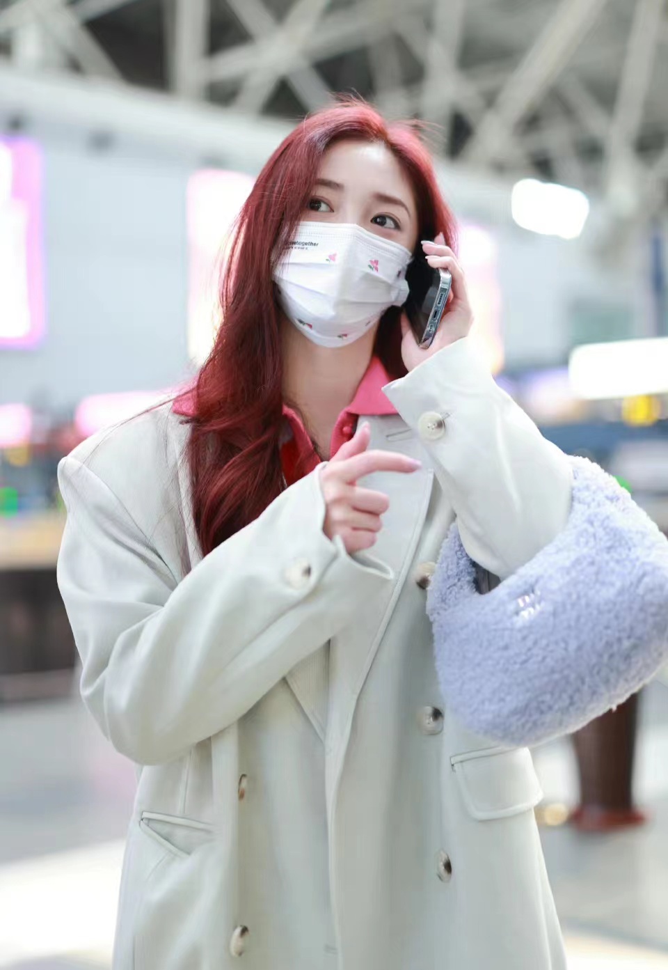 周雨彤穿白色风衣内搭针织开衫配直筒曳地牛仔裤走机场利落时尚