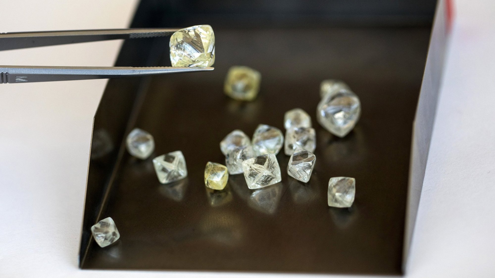印度疫情冲击天然钻石加工业,传统大牌纷纷倒戈人造珠宝
